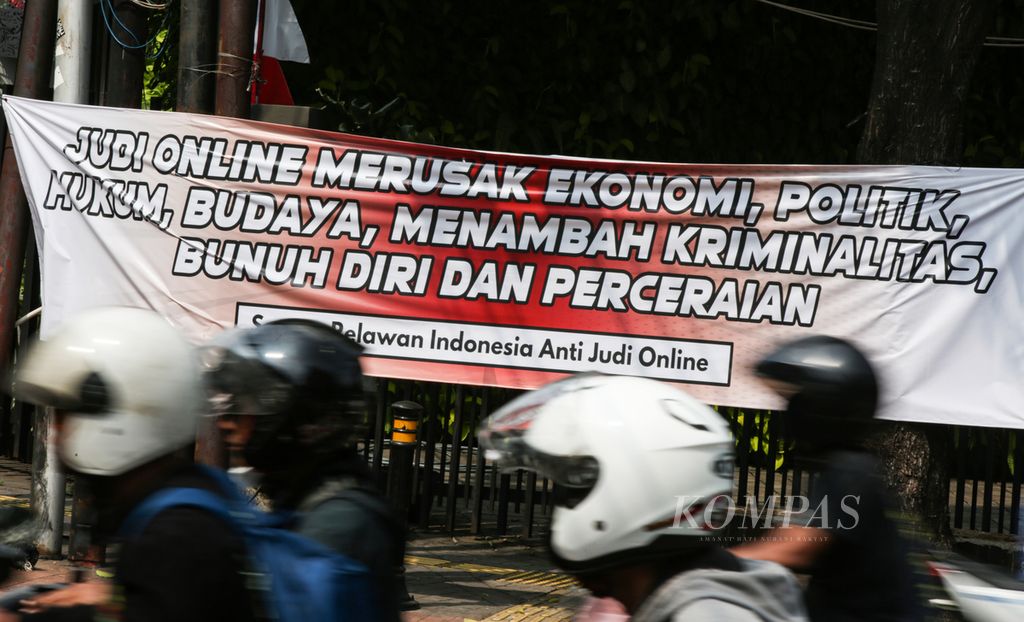 Spanduk bahaya judi daring dipasang di Jalan Panglima Polim, Jakarta Selatan, Minggu (11/8/2024). Berdasarkan data Pusat Pelaporan dan Analisis Transaksi Keuangan (PPATK) pada 2023, sebanyak 3,79 juta warga Indonesia terseret dalam pusaran judi <i>online</i>. Total depositnya mencapai Rp 34 triliun. Ironisnya, 80 persen dari jumlah pemain judi <i>online</i> tersebut merupakan masyarakat berpenghasilan rendah, di antaranya pelajar, mahasiswa, buruh, petani, ibu rumah tangga, dan pegawai swasta.