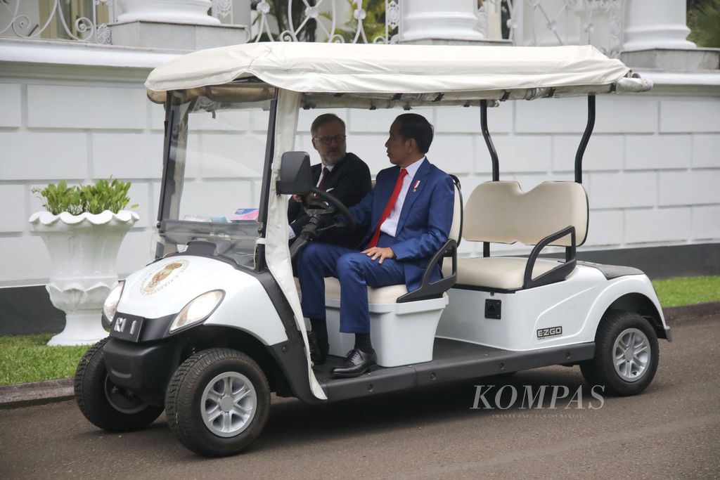 Presiden Joko Widodo bersama Perdana Menteri Ceko Petr Fiala naik mobil golf seusai mengelilingi Kebon Raya Bogor di Istana Kepresidenan, Bogor, Jawa Barat, Selasa (18/4/2023). 