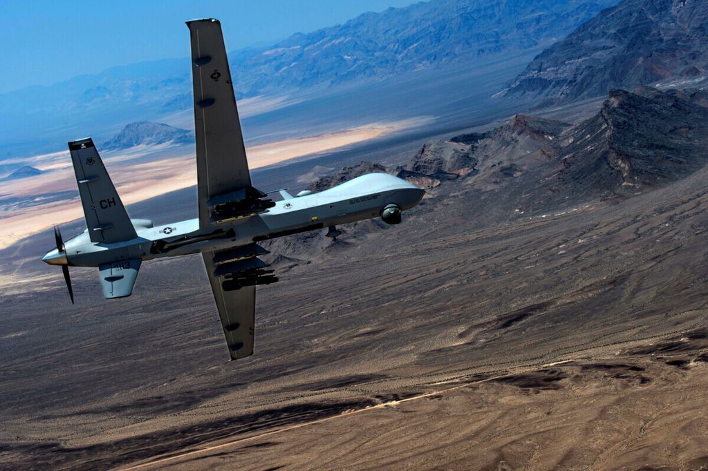 Pesawat nirawak MQ-9 Reaper terbang di atas markas Angkatan Udara Amerika Serikat di Nevada, AS, 25 Juni 2015. Pada Rabu (8/11/2023), salah satu pesawat sejenis ditembak jatuh oleh pemberontak Houthi di Yaman.