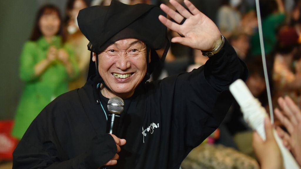 Kansai Yamamoto returns to the London catwalk - BBC News