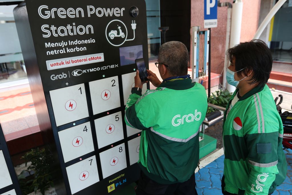 Seorang pengemudi ojek daring membantu rekannya memindai barcode menggunakan aplikasi di Stasiun Pengisian Kendaraan Listrik Umum (SPLKU) PLN Distribusi Jakarta Raya, Gambir, Jakarta Pusat, Kamis (6/10/2022). Menurut data International Agency (IEA), penjualan kendaraan listrik di dunia mencapai 13,09 juta unit pada 2021. Di Indonesia, sebanyak 23 ribu kendaraan listrik telah terdaftar. Adryan Yoga Paramadwya (Z20)
