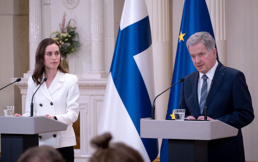  Perdana Menteri Finlandia Sanna Marin (kiri) dan Presiden Finlandia Sauli Niinistö mengumumkan bahwa Finlandia akan mengajukan keanggotaan NATO pada konferensi pers di Istana Kepresidenan di Helsinki, Finlandia, Minggu (15/5/2022). 