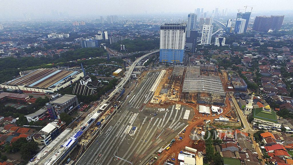 Pembangunan depo transportasi massal cepat (MRT) di Lebak Bulus, Jakarta Selatan, Selasa (31/10). Sampai dengan 25 Oktober 2017, konstruksi proyek MRT secara keseluruhan telah mencapai 83,07 persen. Konstruksi layang dan bawah tanah MRT juga sudah tersambung.