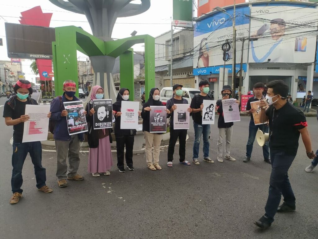 Sejumlah jurnalis dan aktivis lingkungan menggelar aksi di Tugu Asmaul Husna, Kota Tasikmalaya, Kamis (1/4/2021). Mereka menuntut hukuman tegas terhadap kekerasan wartawan yang dialami Nurhadi, wartawan Tempo di Surabaya saat bekerja.