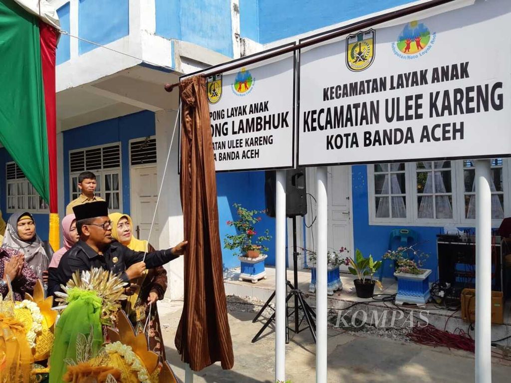 Wali Kota Banda Aceh meresmikan Desa Lambhuk, Kecamatan Ulee Kareng, Banda Aceh, sebagai desa layak anak, Selasa (15/10/2019). Pembentukan desa layak anak untuk menghapus kekerasan terhadap anak dan memastikan hak anak terpenuhi.