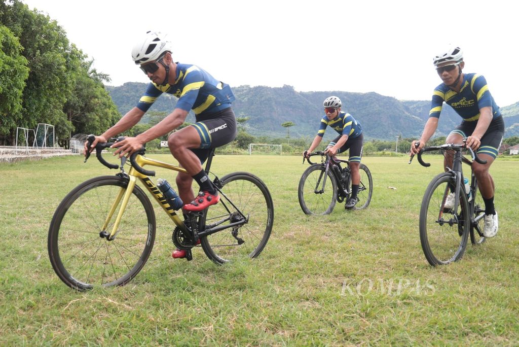 Pebalap dari klub BRCC Banyuwangi usai menjalani latihan di kawasan Geopark Ciletuh, Sukabumi, Jawa Barat, yang menjadi titik start etape pertama Cycling de Jabar 2023, Jumat (7/7/2023). Sebanyak 154 pebalap yang terbagi dalam kelas elit dan master akan mengikuti Cycling de Jabar yang menempuh rute 368,9 kilometer yang tebagi dalam dua etape. 
