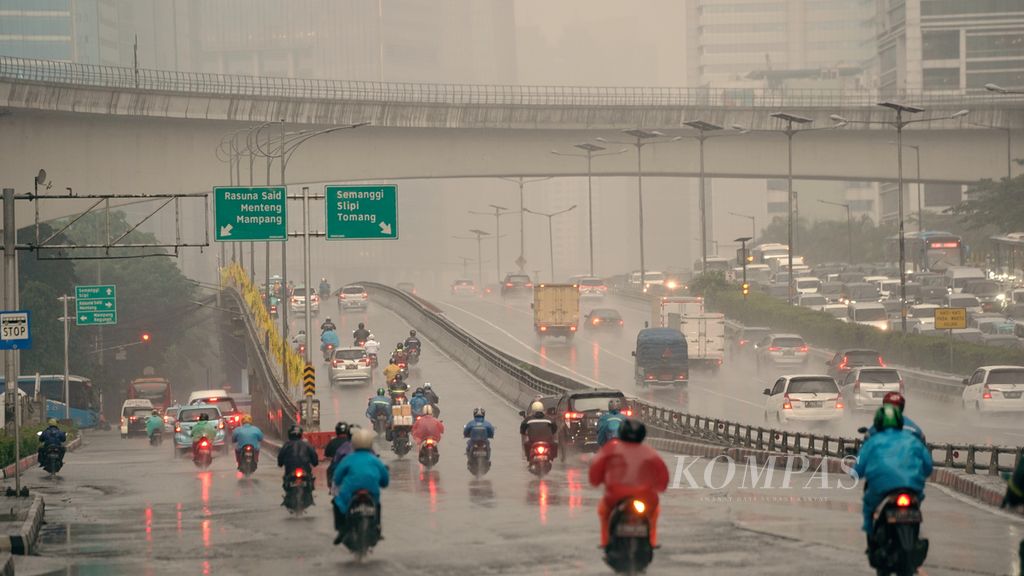 Pengguna jalan menembus hujan deras di Jalan Gatot Subroto, Jakarta Selatan, Rabu (19/10/2022). BMKG mengeluarkan prakiraan cuaca untuk dua hari ke depan dengan mewaspadai potensi hujan disertai kilat dan angin kencang pada sore hingga menjelang malam di wilayah Jakarta Barat, Jakarta Selatan dan Jakarta TImur.  