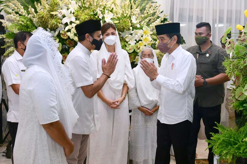 Presiden Joko Widodo melayat ke rumah duka almarhum Arifin Panigoro di Cilandak Timur, Pasar Minggu, Jakarta Selatan, Selasa (8/3/2022).