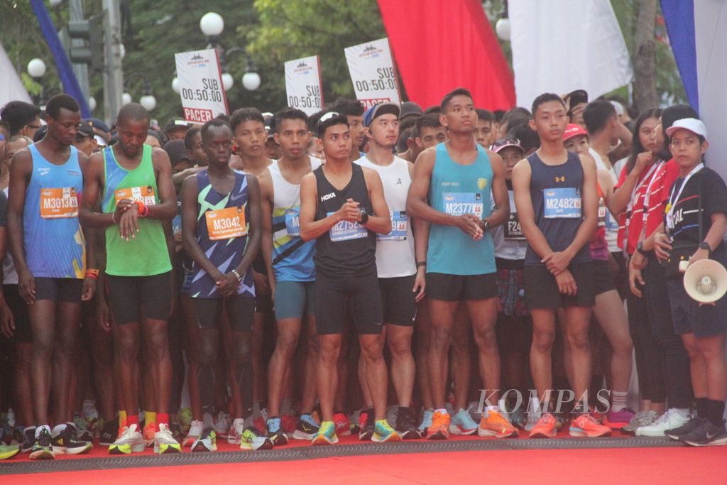 Para pelari bersiap mengikuti lomba lari Semarang 10K, Minggu (17/12/2023) pagi, di depan Balai Kota Semarang, Jawa Tengah. Lomba ini diikuti sekitar 2.100 pelari. 