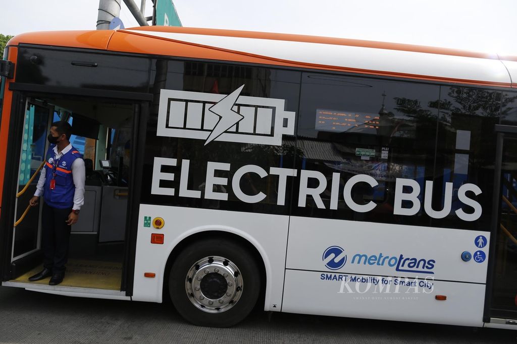 Kondektur bus listrik Transjakarta menunggu penumpang di Terminal Senen, Jakarta Pusat, Senin (31/10/2022). PT Transjakarta akan mengoperasikan 100 bus listrik tahun ini. Dari jumlah itu, 30 bus saat ini telah beroperasi.