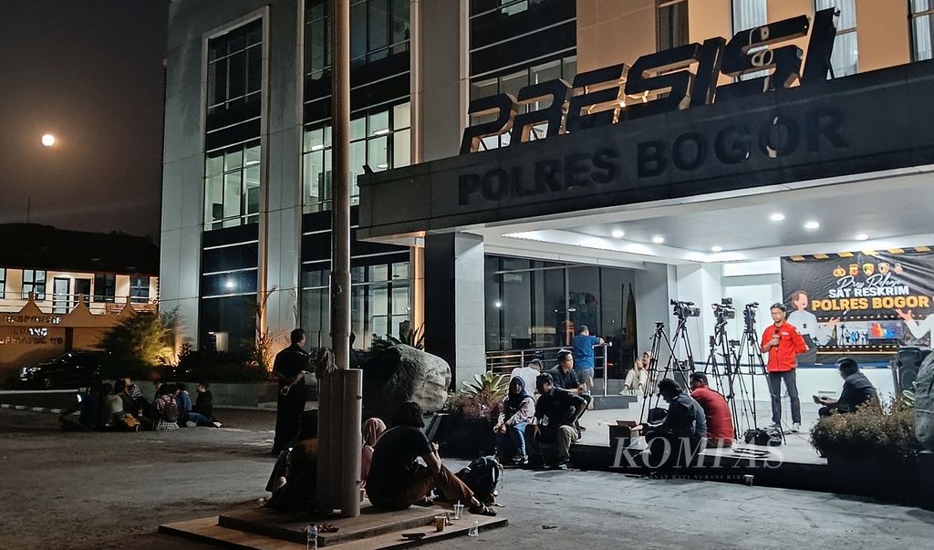 Awak media menunggu di halaman utama Kantor Polres Bogor, Selasa (1/8/2023), untuk mendengarkan keterangan kepolisian dari gelar perkara kasus penembakan yang menyebabkan Bripda Ignatius tewas.
