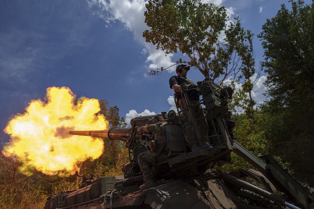 Seorang anggota Brigade Artileri 43 Ukraina menembakkan meriam ke posisi yang dikuasai militer Rusia di wilayah Donetsk, Ukraina, Senin (24/6/2024)