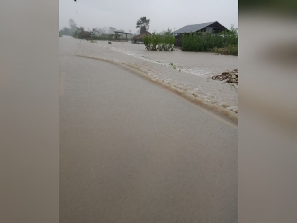 Banjir menggenangi permukiman warga di Kampung Bola, Kabupaten Malaka, NTT, Jumat (1/7/2022). Banjir itu akibat luapan Sungai Benenai. 
