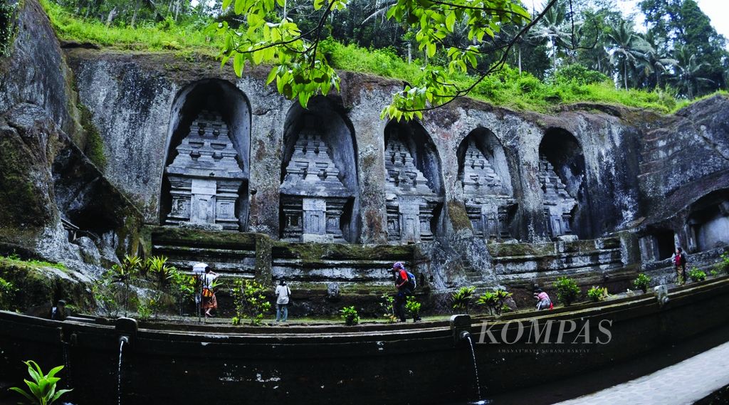 Kompleks Candi tebing Gunung Kawi di Desa Tampaksiring, Kecamatan Tampaksiring, Kabupaten Gianyar, Bali, Sabtu (8/10/2011), yang dibangun pada abad ke-11 mengapit Sungai Pakerisan. Candi ini dipahat pada tebing batuan vulkanik dan difungsikan sebagai tempat pemujaan dan petirtaan.