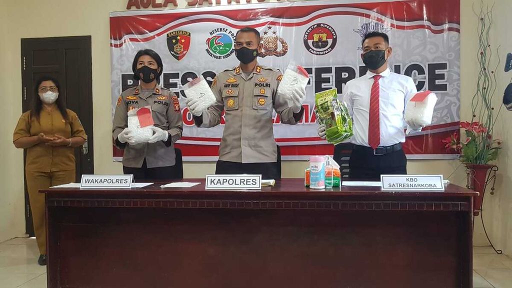 Kepala Kepolisian Resor Lamandau Ajun Komisaris Besar Arif Purnomo menunjukkan barang bukti sabu seberat 4,16 kilogram bersama jajarannya di Lamandau, Kalteng, Senin (4/4/2022).