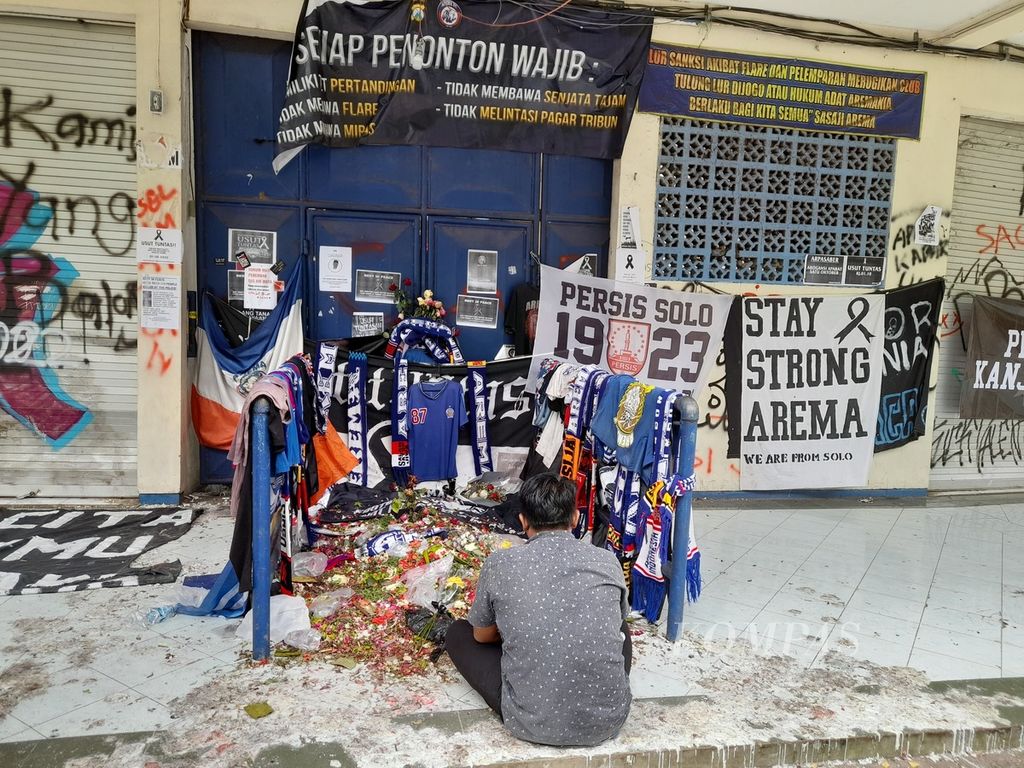 Sepuluh hari berlalu, warga, teman, dan kerabat korban masih terus berdatangan untuk memanjatkan doa di depan hamparan bunga tabur yang menumpuk di depan pintu 13 Stadion Kanjuruhan, Malang, Jawa Timur, Selasa (11/10/2022).
