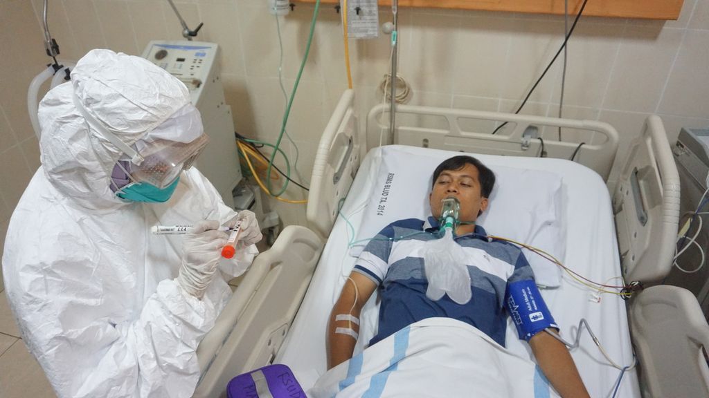 Ilustrasi: Dokter memeragakan pengambilan spesimen dari tenggorokan pasien terduga terinfeksi virus korona dalam simulasi di RSUD Margono Purwokerto, Banyumas, Jawa Tengah, Senin (3/2/2020).