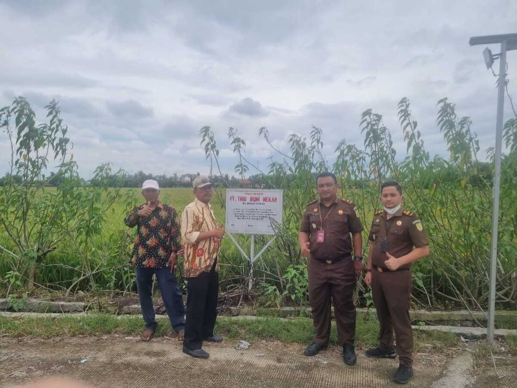 Kejaksaan Agung menyita salah satu aset bidang tanah milik terpidana kasus korupsi Jiwasraya, Benny Tjokro, di Bekasi, Jawa Barat,  Rabu (23/2/2022).