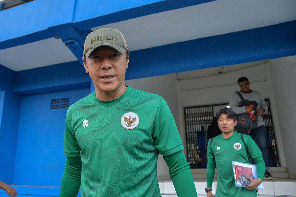 Shin Tae-yong, pelatih timnas sepak bola Indonesia, tiba untuk memimpin latihan timnya di Stadion Sidolig, Bandung, Jawa Barat, Senin (19/9/2022). Mereka akan menghadapi Curacao pada laga uji coba yang digelar Sabtu (24/9/2022) di Stadion Gelora Bandung Lautan Api, Bandung.