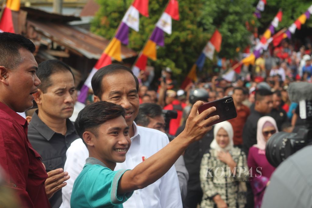 Presiden Joko Widodo berfoto dengan warga di Pasar Purwodadi, Kecamatan Arga Makmur, Bengkulu Utara, Provinsi Bengkulu, Jumat (21/7/2023). Pasar ini akan direvitalisasi untuk membangkitkan ekonomi kerakyatan.
