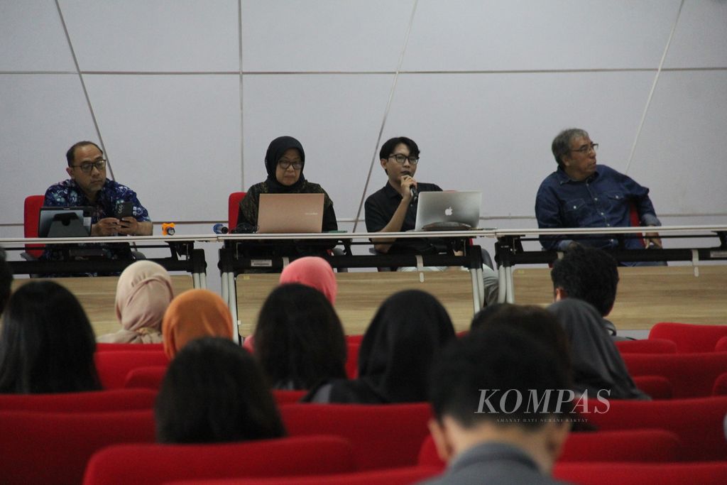 Dosen Arkeologi Universitas Gadjah Mada, Aditya Revianur (kedua dari kanan), berbicara dalam acara Diskusi Permasalahan Rencana Pemasangan Catra Borobudur, Kamis (12/9/2024), di Kampus Fakultas Ilmu Budaya UGM, Kabupaten Sleman, Daerah Istimewa Yogyakarta. Sejumlah dosen Arkeologi UGM lain turut menjadi pembicara dalam acara itu.