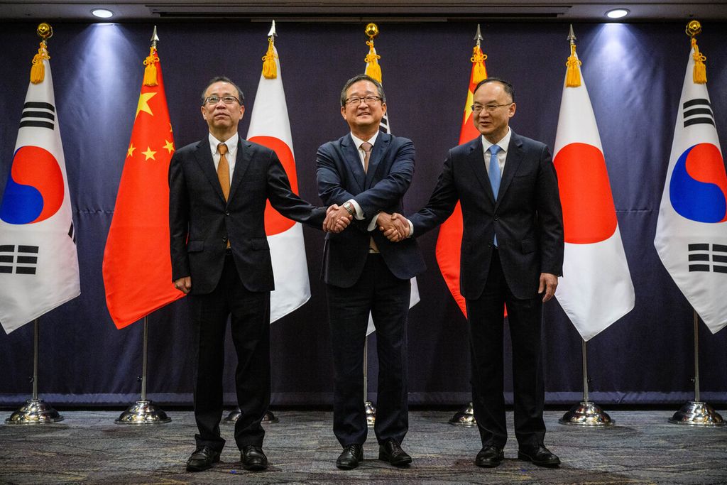 (Dari kiri ke kanan) Wakil Menteri Luar Negeri Jepang Funakoshi Takehiro, Wakil Menteri Luar Negeri Korea Selatan Chung Byung-won, dan Wakil Menteri Luar Negeri China Nong Rong berjabat tangan menjelang pertemuan tingkat tinggi trilateral di Seoul, Korea Selatan, Selasa (26/9/2023).