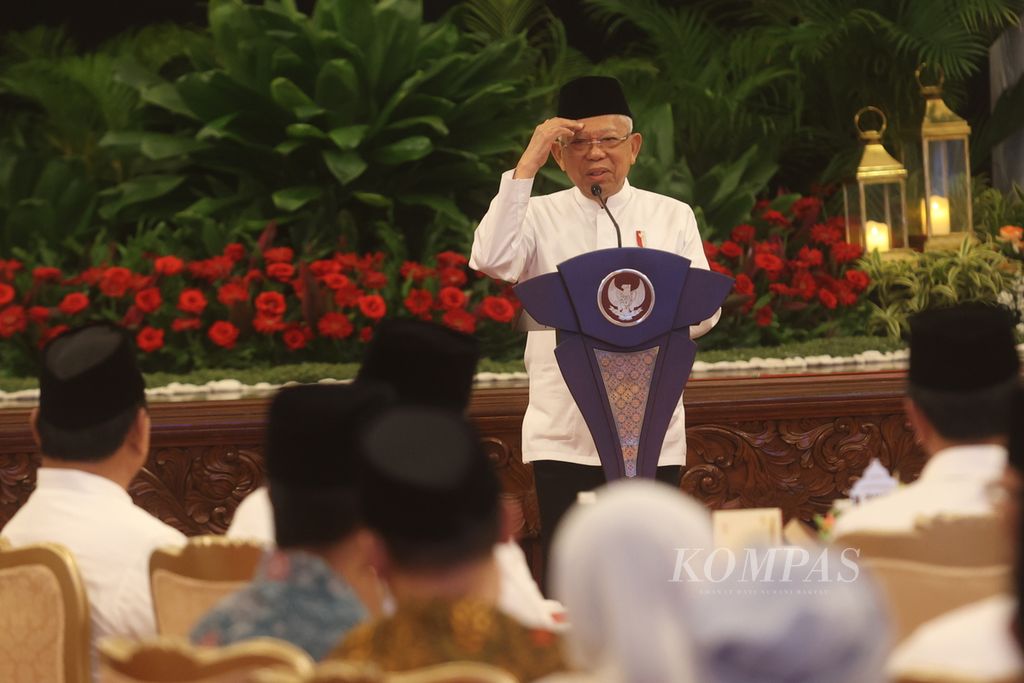 Vice President Ma'ruf Amin delivered a sermon during a Ramadan iftar event at the Presidential Palace in Jakarta on Thursday (28/3/2024). President Joko Widodo, along with members of the Indonesia Maju Cabinet and the President's Advisory Council, were present at the event.
