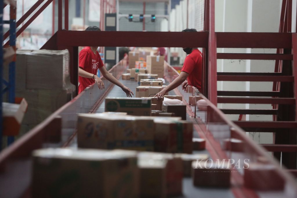 Aktivitas pemeriksaan barang sebelum dikirim ke pembeli di gudang milik pengelola lokapasar di Jawa Barat, Jumat (11/12/2020).