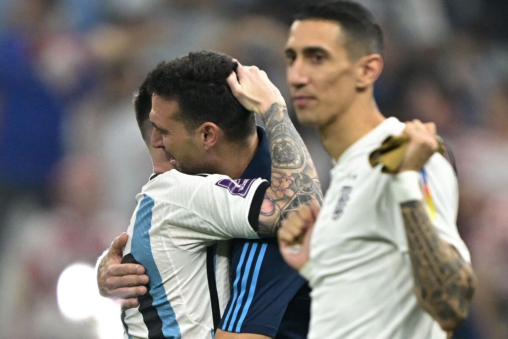 Pemain timnas Argentina Lionel Messi (kiri) dan pelatih timnas Argentina Lionel Scaloni berpelukan usai Argentina mengalahkan Kroasia dengan skor 3-0 pada pada perempat final Piala Dunia Qatar 2022 di Stadion Lusail, Qatar, Rabu (14/12/2022) dini hari WIB. 