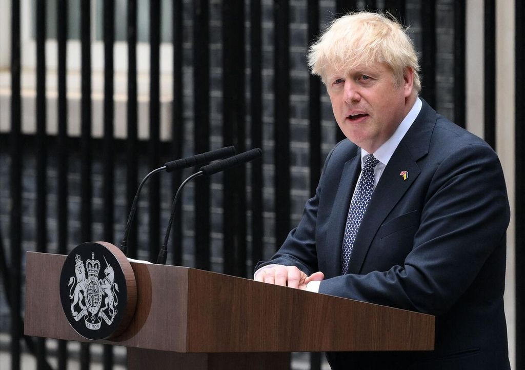 Perdana Menteri Inggris 2019-2022 Boris Johnson berbicara di luar kediaman resminya, 10 Downing Street, London 7 Juli 2022.