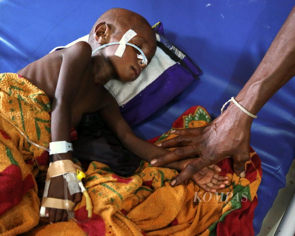 Seorang anak dirawat di RSUD Agats, Papua, karena menderita campak, Jumat (12/1/2018). Sepanjang Januari ini, RSUD Agats melayani 34 pasien rawat jalan dan 29 pasien rawat inap penderita campak. Kemarin, tiga dari 15 pasien campak di RS tersebut diperbolehkan pulang ke rumah.