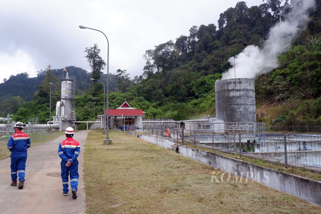 Suasana area Klaster 1 produksi pada Pembangkit Listrik Tenaga Panas Bumi (PLTP) Lumut Balai milik PT Pertamina Geothermal Energy Tbk di Kabupaten Muara Enim, Sumatera Selatan, Kamis (29/2/2024). Unit 1 PLTP Lumut Balai, dengan kapasitas 55 megawatt, mulai beroperasi secara komersial pada 2019. Adapun unit 2, juga berkapasitas 55 megawatt, ditargetkan beroperasi tahun ini.