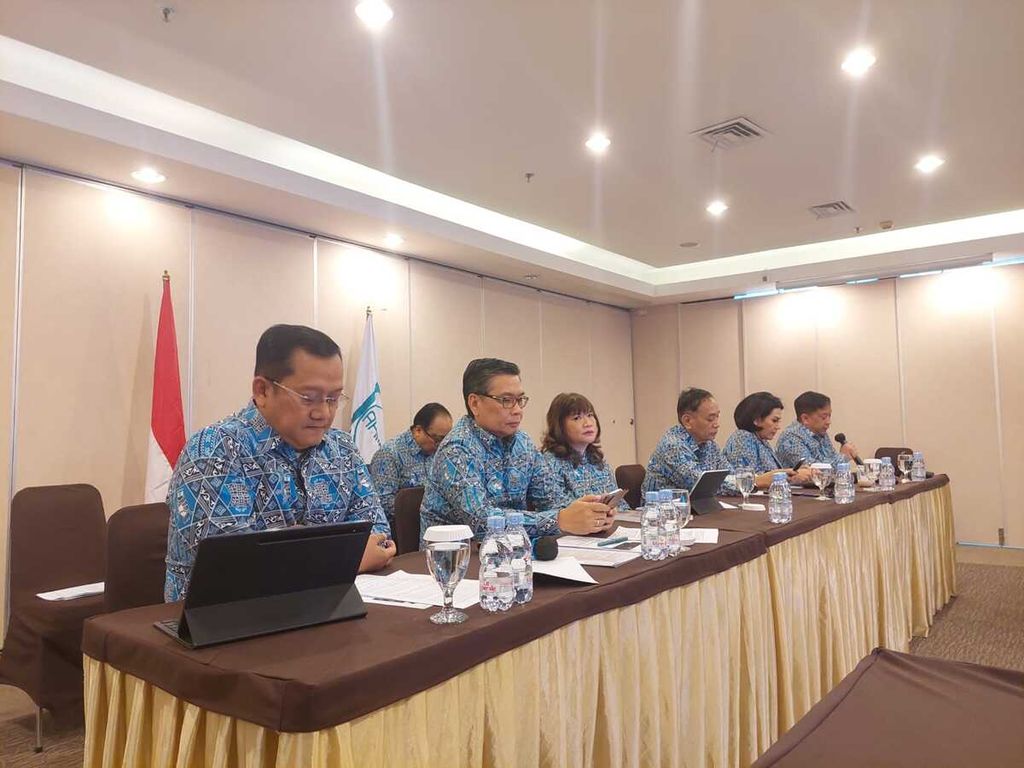 Jajaran pengurus Asosiasi Pengusaha Indonesia mengadakan temu media untuk menyampaikan Outlook Perekonomian 2024 di Jakarta, Kamis (21/12/2023).