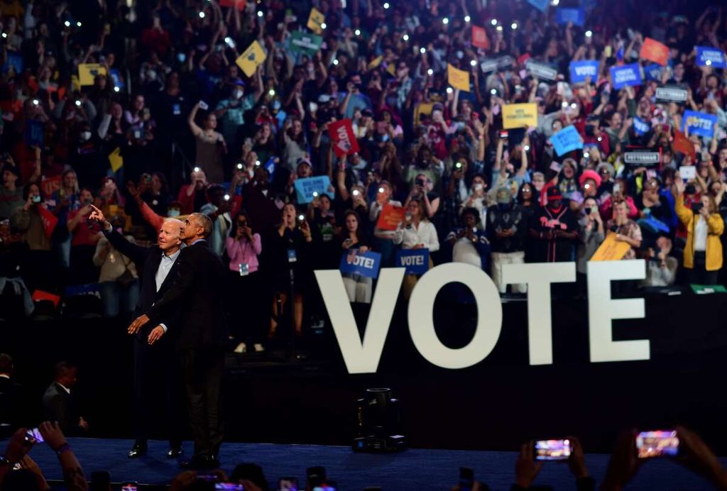 Presiden Amerika Serikat Joe Biden (kiri depan) dan mantan Presiden AS Barack Obama (kanan depan) menyapa pendukung Demokrat dalam kampanye di Pennsylvania, Philadelphia, pada 5 November 2022. Kampanye itu bagian dari persiapan pemilu sela AS yang digelar pada Selasa (8/11/2022).