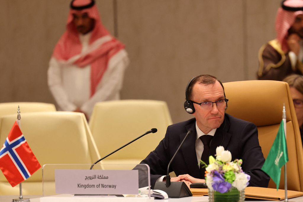 Menteri Luar Negeri Norwegia Espen Barth Eide dalam pertemuan soal Palestina di Riyadh, Arab Saudi, pada 29 April 2024.