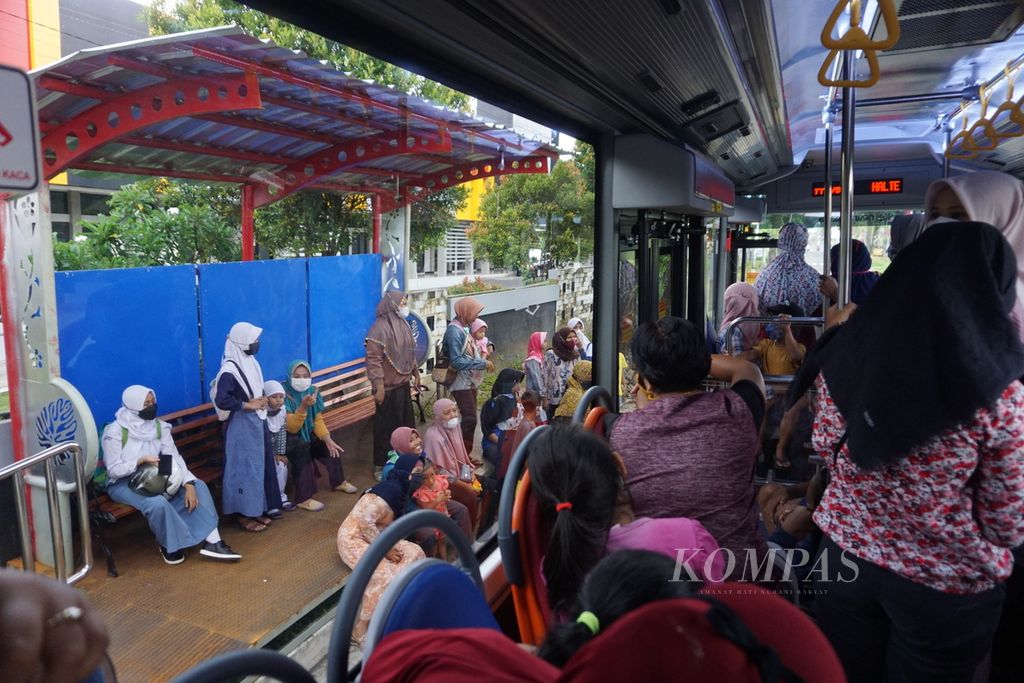 Warga antusias mencoba Bus Transbanyumas Koridor 3 secara gratis di Purwokerto, Banyumas, Jawa Tengah, Selasa (7/12/2021).