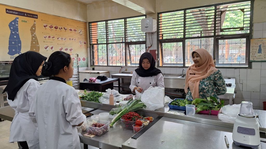 Siswa Jurusan Tata Boga tengah berlatih di SMK Negeri 57 Jakarta Selatan, Kamis (3/10/2024).