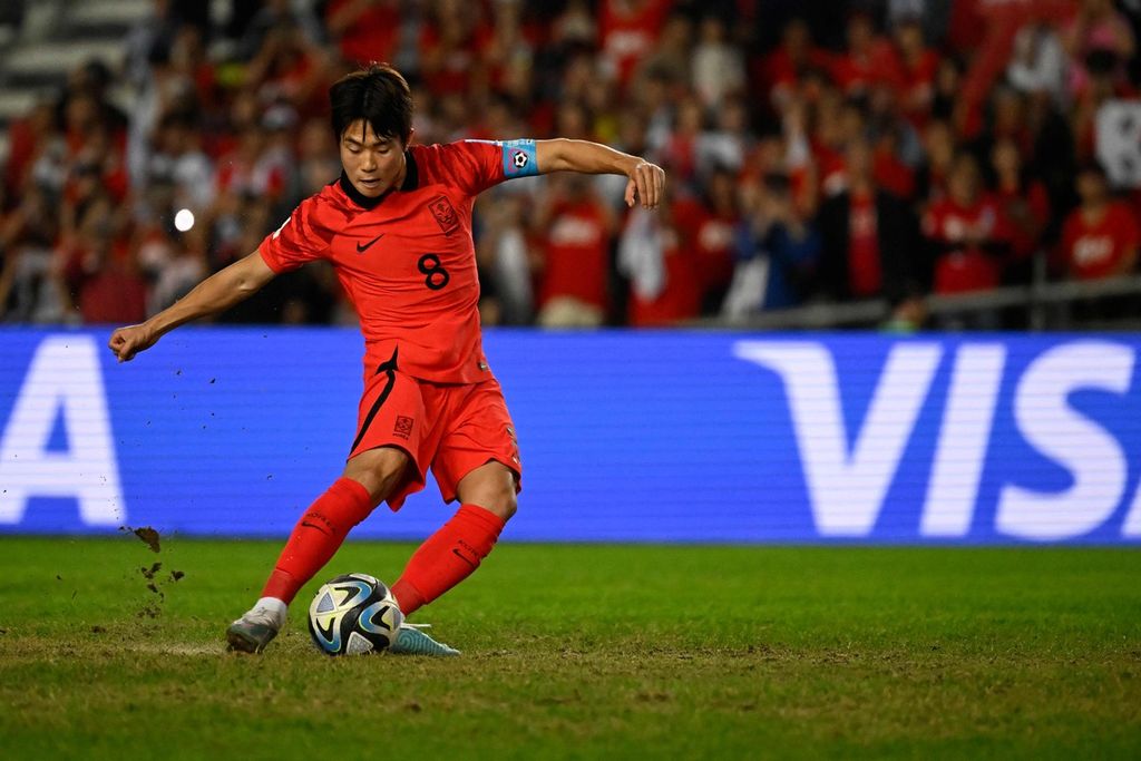 Pemain Korea Selatan Lee Seung-won menendang bola dari titik penalti untuk mencetak gol ke gawang Italia di Stadion Ciudad de La Plata, Kota Tolosa, La Plata, Argentina Jumat (9/6/2023). Argentina menang 2-1 dan berhak maju ke final.