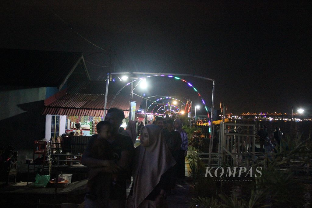 Warga berbondong-bondong datang ke tepian Sungai Kapuas, Kota Pontianak, Kalimantan Barat, di malam takbiran, Jumat (21/4/2023).