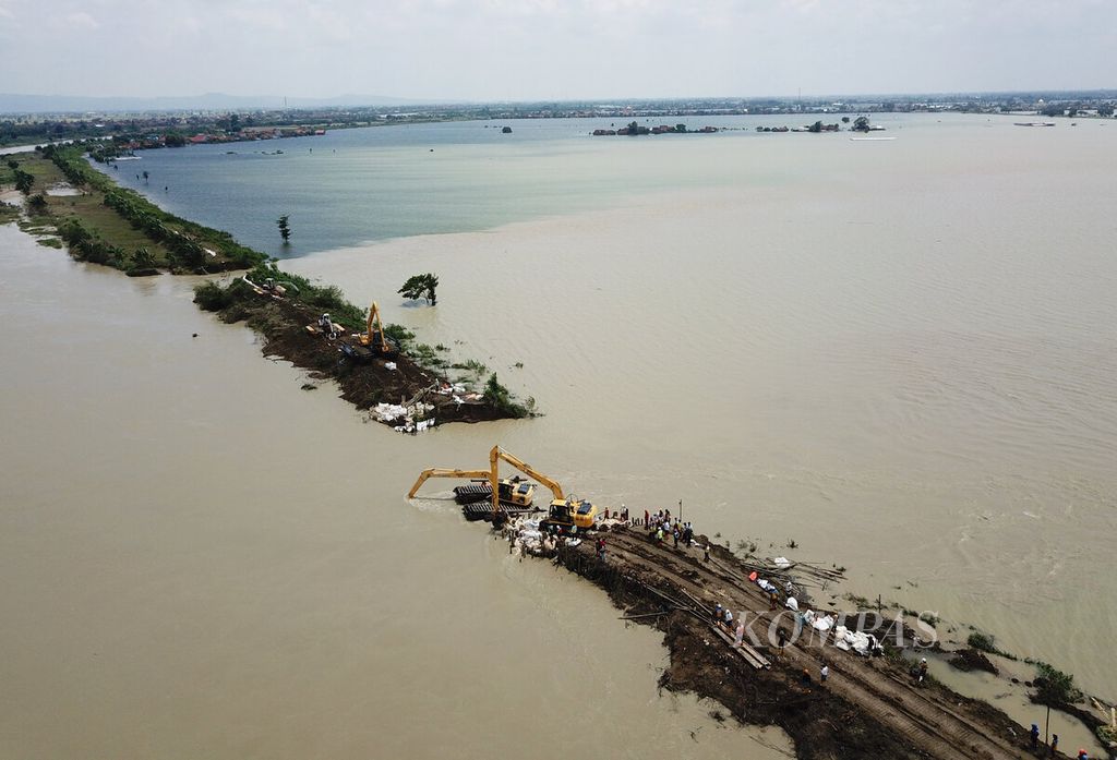 Heavy equipment has been deployed to repair the 35 meter breach in the Wulan River embankment, which caused flooding in Karanganyar District, Demak Regency, Central Java a few days ago on Monday (12/2/2024).