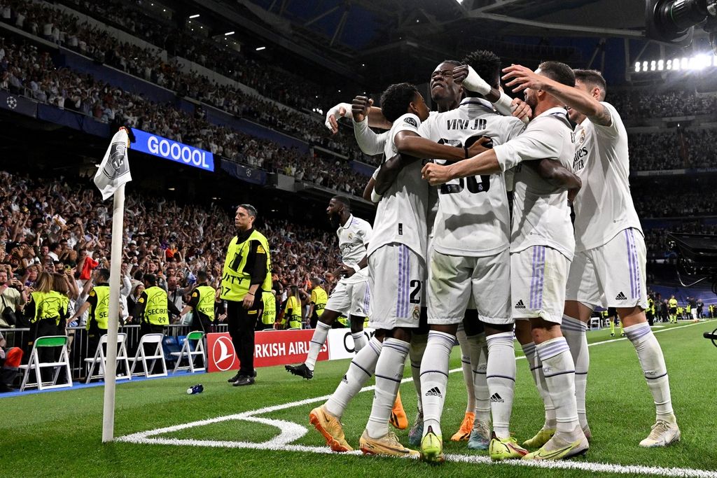 Pemain Real Madrid memeluk Vinicius Junior (ketiga dari kanan) yang seusai mencetak gol ke gawang Manchester City pada laga semifinal pertama Liga Champions, Rabu (10/5/2023) WIB, di Stadion Santiago Bernabeu. Gol itu tercipta melalui tembakan pertama yang dihasilkan Real di duel itu.