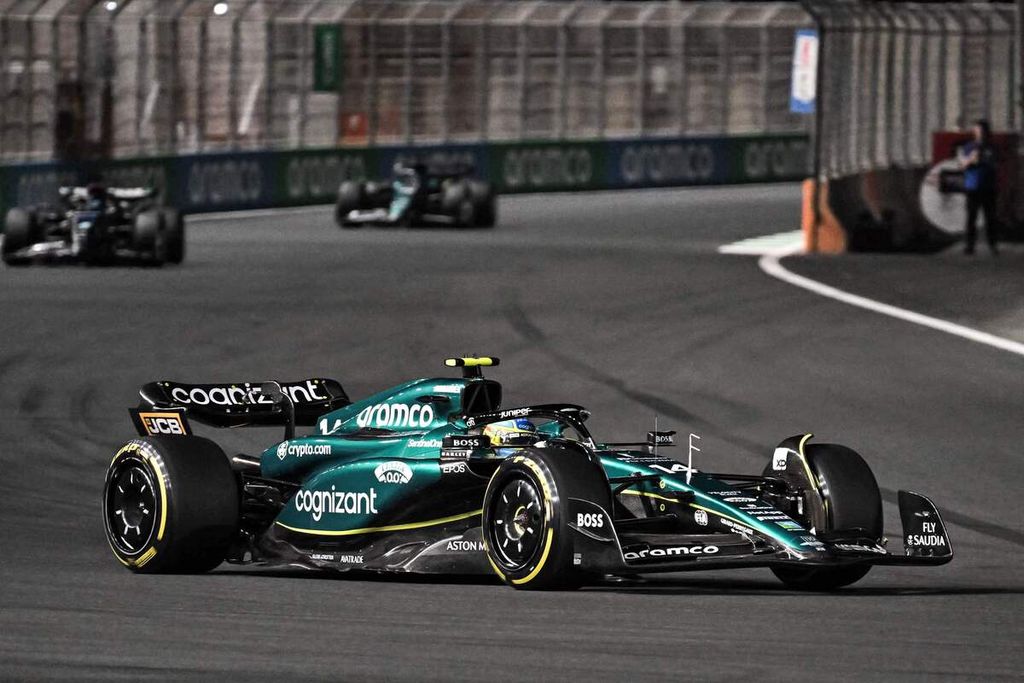 Pebalap tim Aston Martin, Fernando Alonso, menjalani balapan pada ajang F1 Arab Saudi Arabia di Sirkuit Jeddah Corniche, Jeddah, Minggu (19/3/2023). Alonso finis di posisi ketiga.