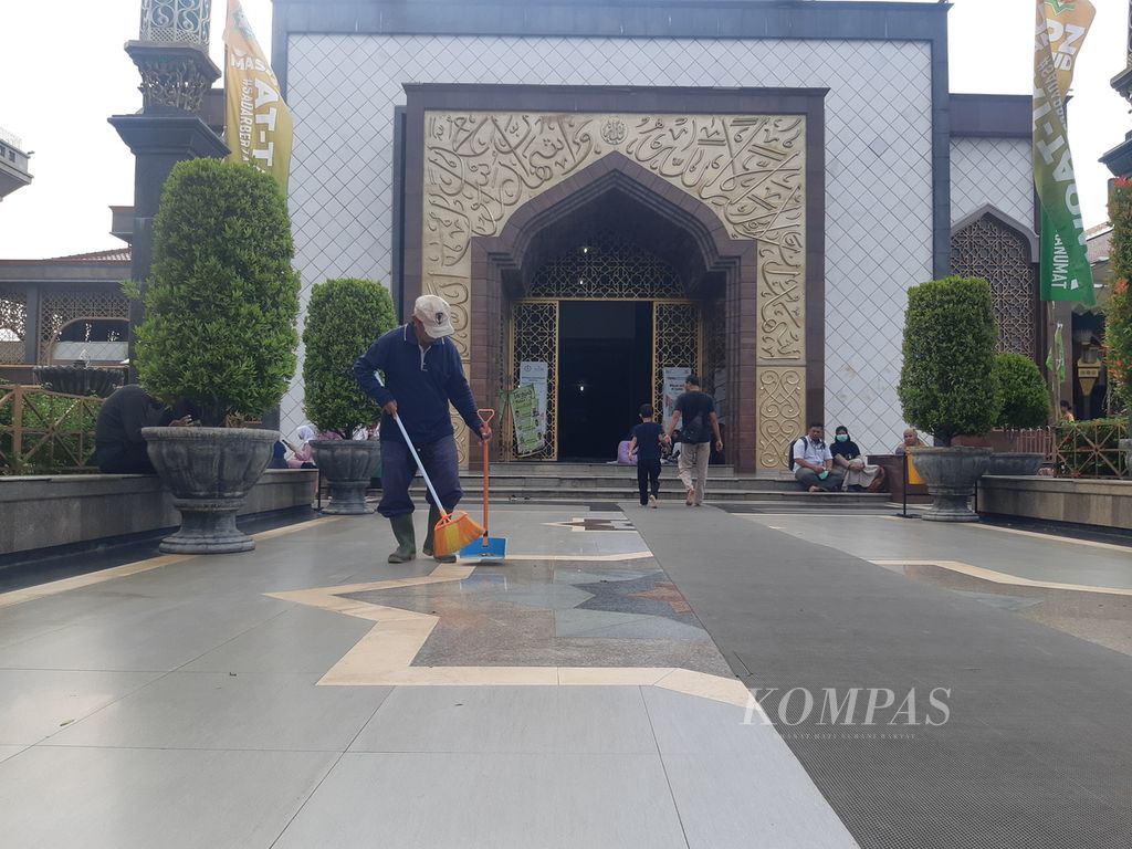 Wakim (73), marbot, cleans the terrace of the At-Taqwa Mosque in Cirebon City, West Java, Tuesday (19/3/2024).