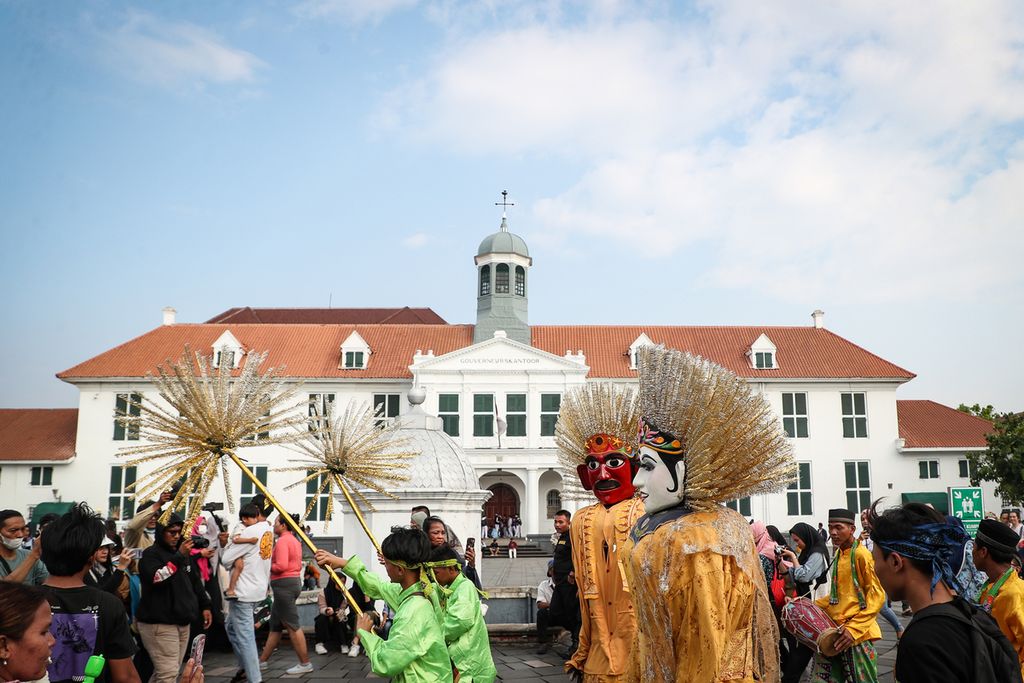 Penampilan ondel-ondel memeriahkan parade di kawasan Kota Tua, Jakarta, Kamis (22/6/2023).  