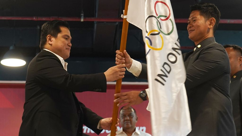Ketua Komite Olimpiade Indonesia (KOI) periode 2019-2023 Raja Sapta Oktohari (kanan) menerima bendera Olimpiade dari Ketua KOI periode 2015-2019 Erick Thohir (kiri) saat acara Serah Terima Jabatan Ketua KOI di Kantor Komite Olimpiade Indonesia, Senayan, Jakarta, Senin (4/11/2019). 