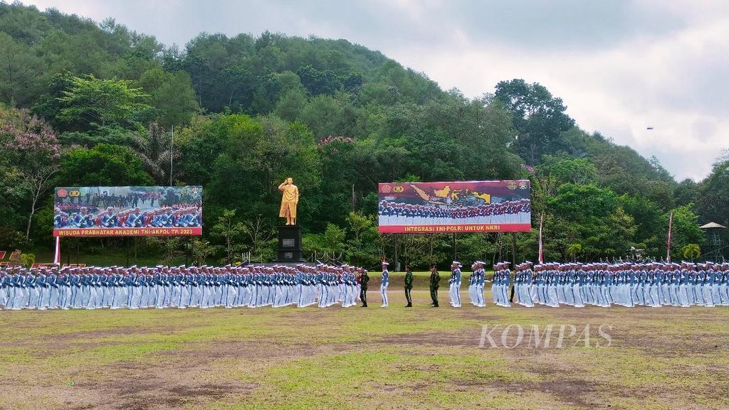Ribuan taruna dalam upacara wisuda pendidikan integratif kemitraan Akademi TNI dan Akademi Kepolisian di Lapangan Sapta Marga, Akademi Militer (Akmil) Magelang, Selasa (28/11/2023).