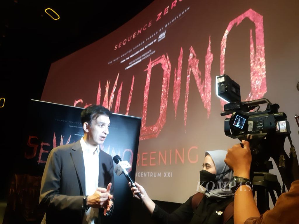 Manoj Punjabi diwawancarai mengenai film <i>Sewu Dino </i>seusai pemutaran cuplikan film horor itu secara terbatas di Jakarta, Jumat (23/12/2022).