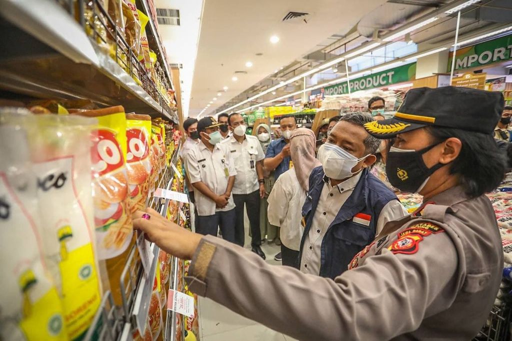 Pelaksana Tugas Wali Kota Bandung Yana Mulyana (rompi biru) memeriksa ketersediaan minyak goreng di salah satu pusat perbelanjaan, Rabu (16/2/2022). Masyarakat diminta tidak panik saat membeli minyak goreng. Yana menjamin stok yang ada masih mencukupi.