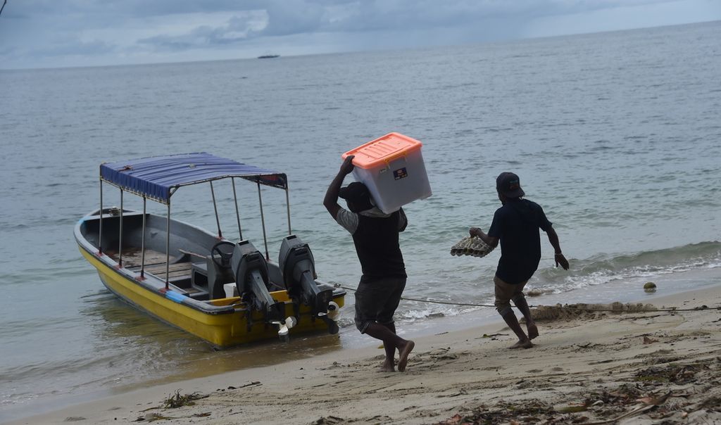 Pekerja memuat logistik kebutuhan Ekspedisi Tanah Papua di Teluk Cendrawasih, Distrik Yaur, Kabupaten Nabire Jumat (23/4/2021). 