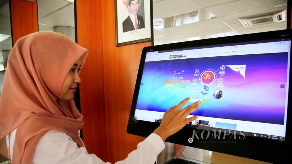 Seorang PNS menunjukkan halaman muka aplikasi E-Government yang dikembangkan Pemerintah Kabupaten Banyuwangi, Rabu (4/9/2019). Dengan infrastruktur yang memadai dan aneka inovasi digital, Banyuwangi berupaya menjadi mini hub digital ekonomi kreatif Indonesia menyerupai Silicon Valley di Amerika Serikat.